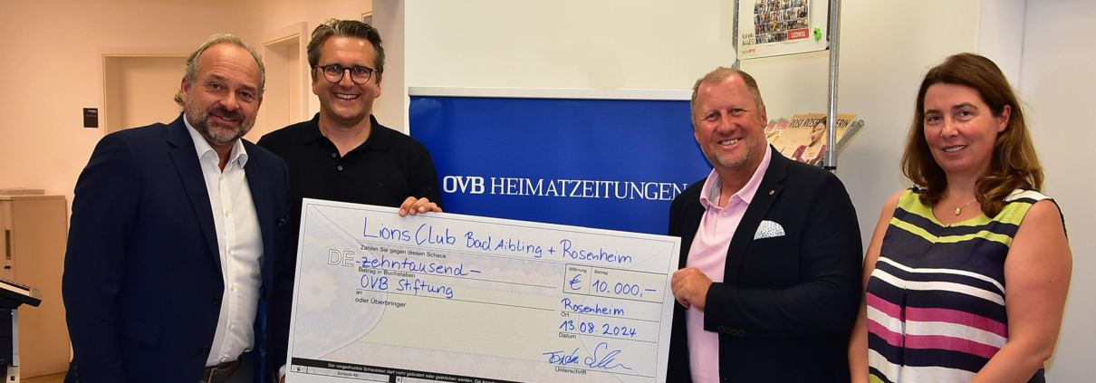 Oliver Döser (OVB-Verleger), Torsten Schüssler (Präsident Lions Club Rosenheim), Michael Maier (Präsident Lions Club Bad Aibling-Mangfalltal) und Manuela Heubusch (Activity-Beauftragte Adventskalender, LC Bad Aibling-Mangfalltal) (v.r.n.l.) (Foto Peter Schlecker)