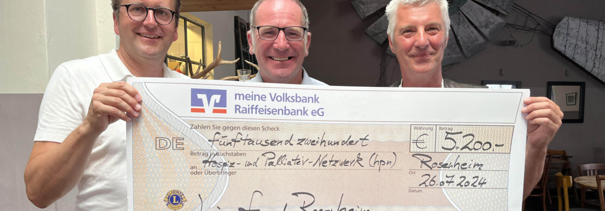 Spendenübergabe an Hospizverein - Torsten Schüssler (Präsident Lions Club Rosenheim), Norbert Kuhn-Flammensfeld (Vertreter des Palliativ- und Hospiznetzwerks in Stadt und Landkreis Rosenheim), Dr. Guido Pfeiffer (v.l.n.r.)