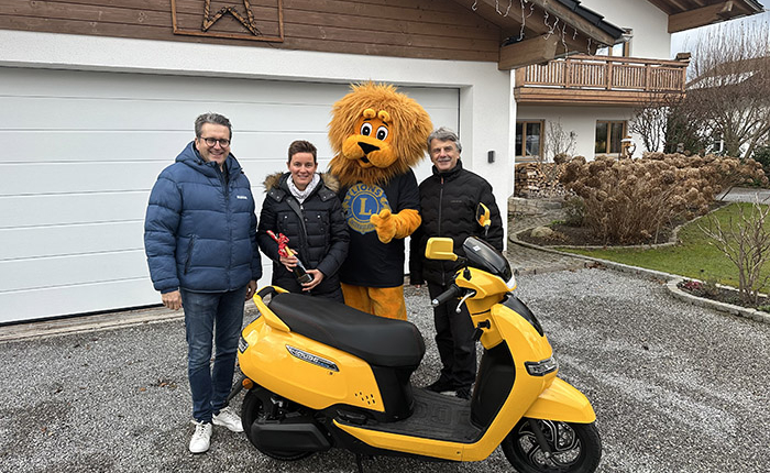 Die Gewinnerin des Nikolaus-Preises, Barbara Höfer aus Raubling zusammen mit dem Lions-Präsidenten Torsten Schüssler (links) und E-Roller-Sponsor Prof. Dr. Ralf Speth | TVS Motor (rechts).