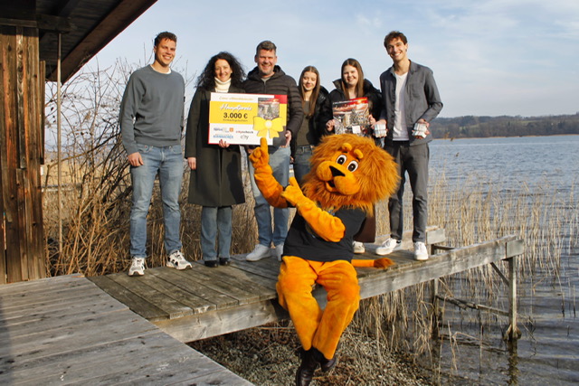 Hauptpreis-Gewinner-Familie Gampe (Mitte) Jan Sprus, Sponsor Sprus Design GmbH (rechts) Felix Birnbacher, Sponsor Haustechnik Birnbacher GmbH (links)